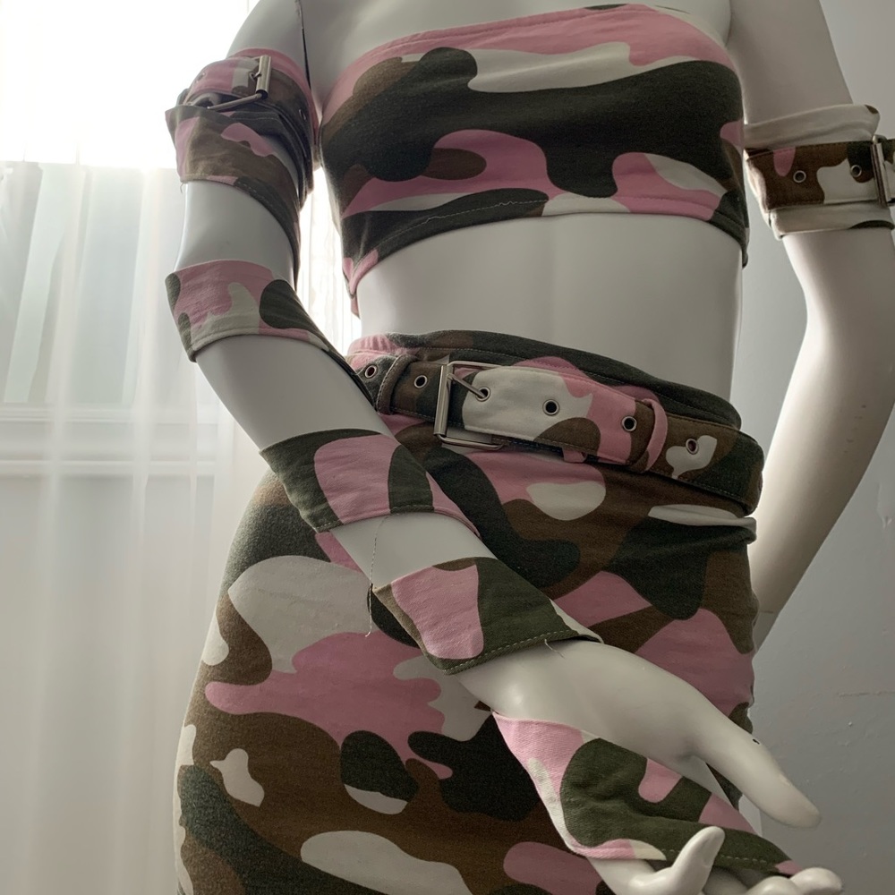 Two piece set. Extra matching belt